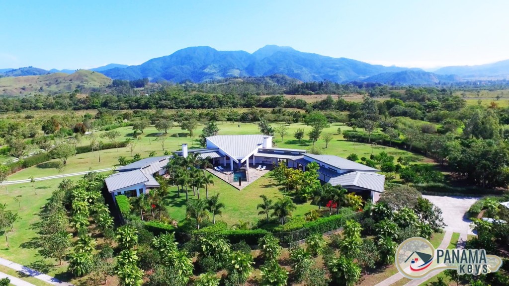 Romantic Casa Blanca Home in Volcan